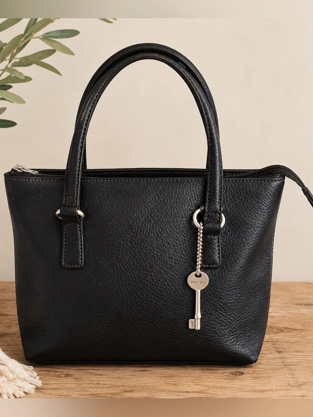 Vintage Fossil 75082 Black Pebbled Leather Handbag W Key Charm EUC